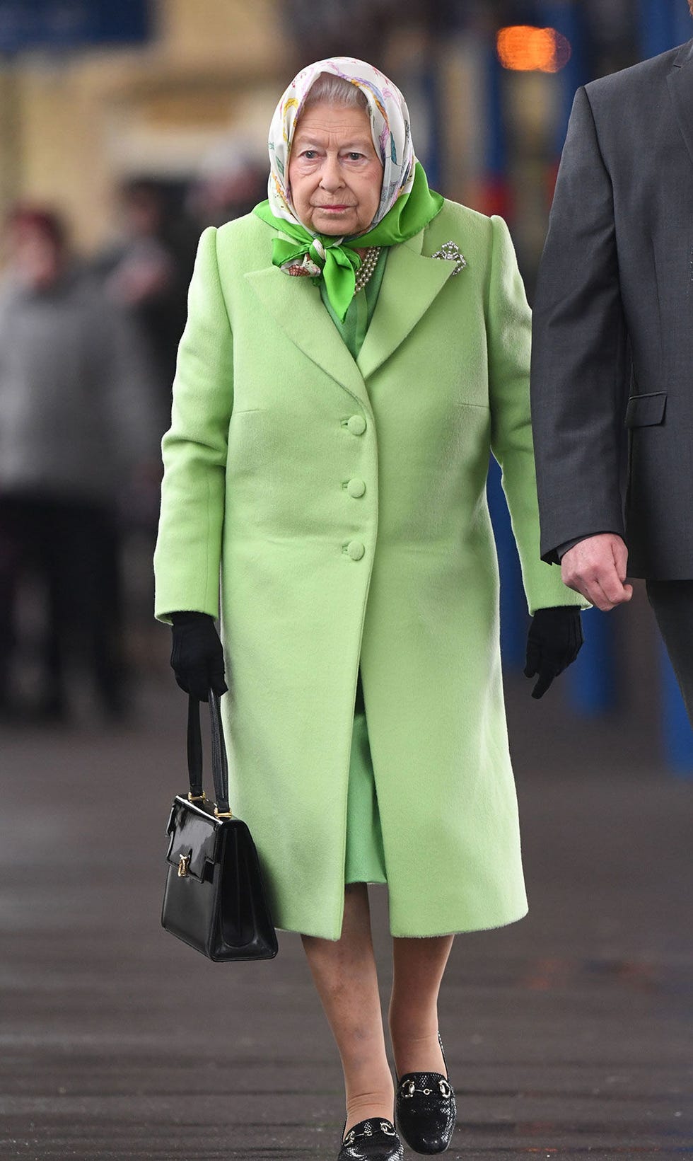 Sleeve, Coat, Outerwear, Collar, Overcoat, Style, Bag, Formal wear, Street fashion, Blazer, 