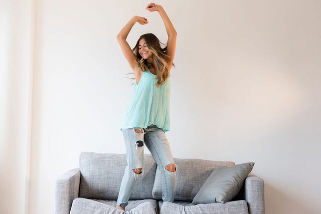 mujer, bailando, sofa, casa