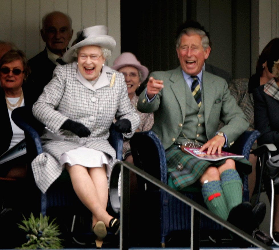 Leg, Hat, Sitting, Shoe, Lap, Sun hat, Conversation, Laugh, Sunglasses, Tie, 
