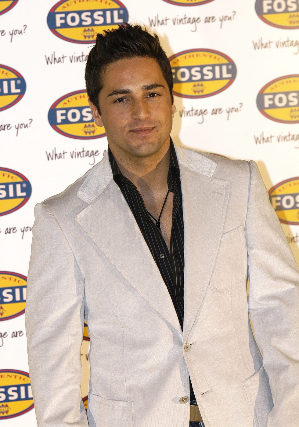 Yellow, Dress shirt, Hairstyle, Collar, Forehead, Shirt, Coat, Suit, Style, Formal wear, 