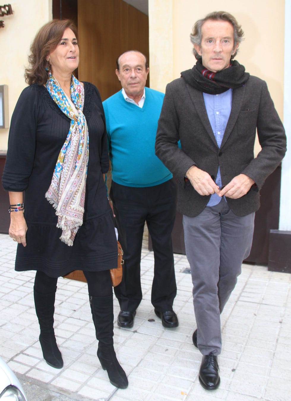 Clothing, Footwear, Trousers, Collar, Standing, Outerwear, Style, Fashion, Street fashion, Scarf, 