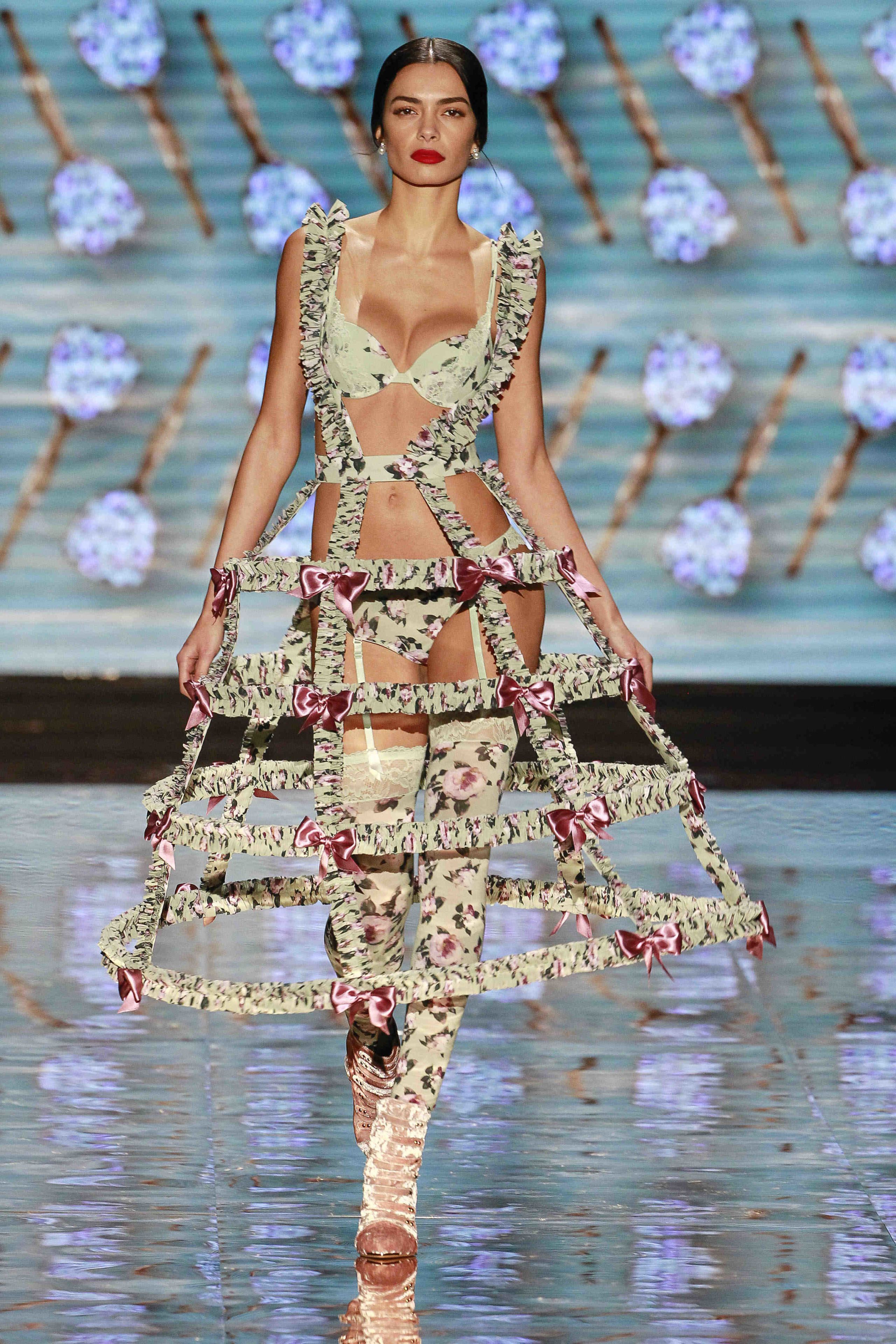 Fashion show, Runway, Waist, Fashion model, Fashion, Model, Costume design, Abdomen, Haute couture, Trunk, 
