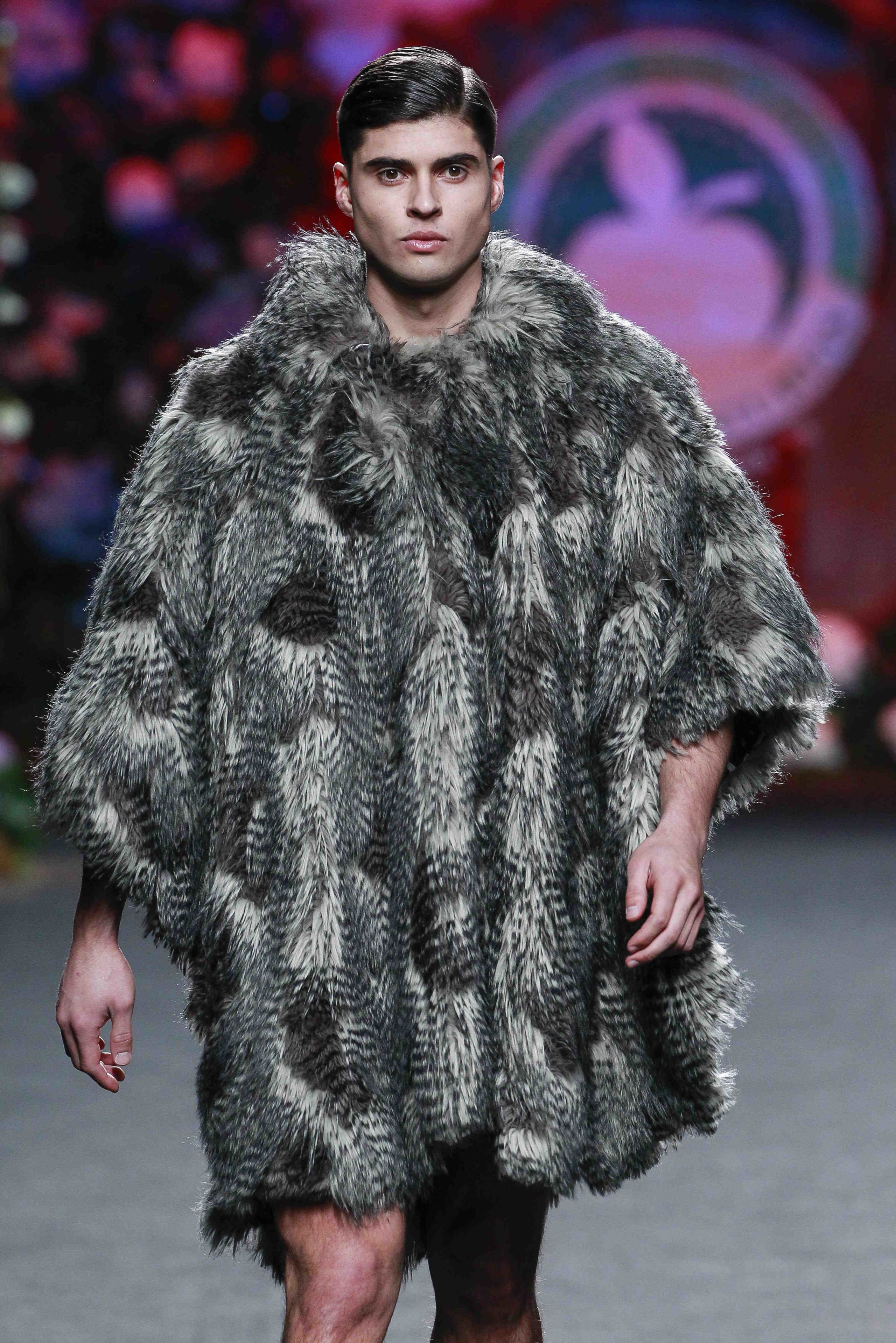 Fashion show, Shoulder, Textile, Runway, Outerwear, Winter, Fashion model, Style, Pattern, Fashion, 