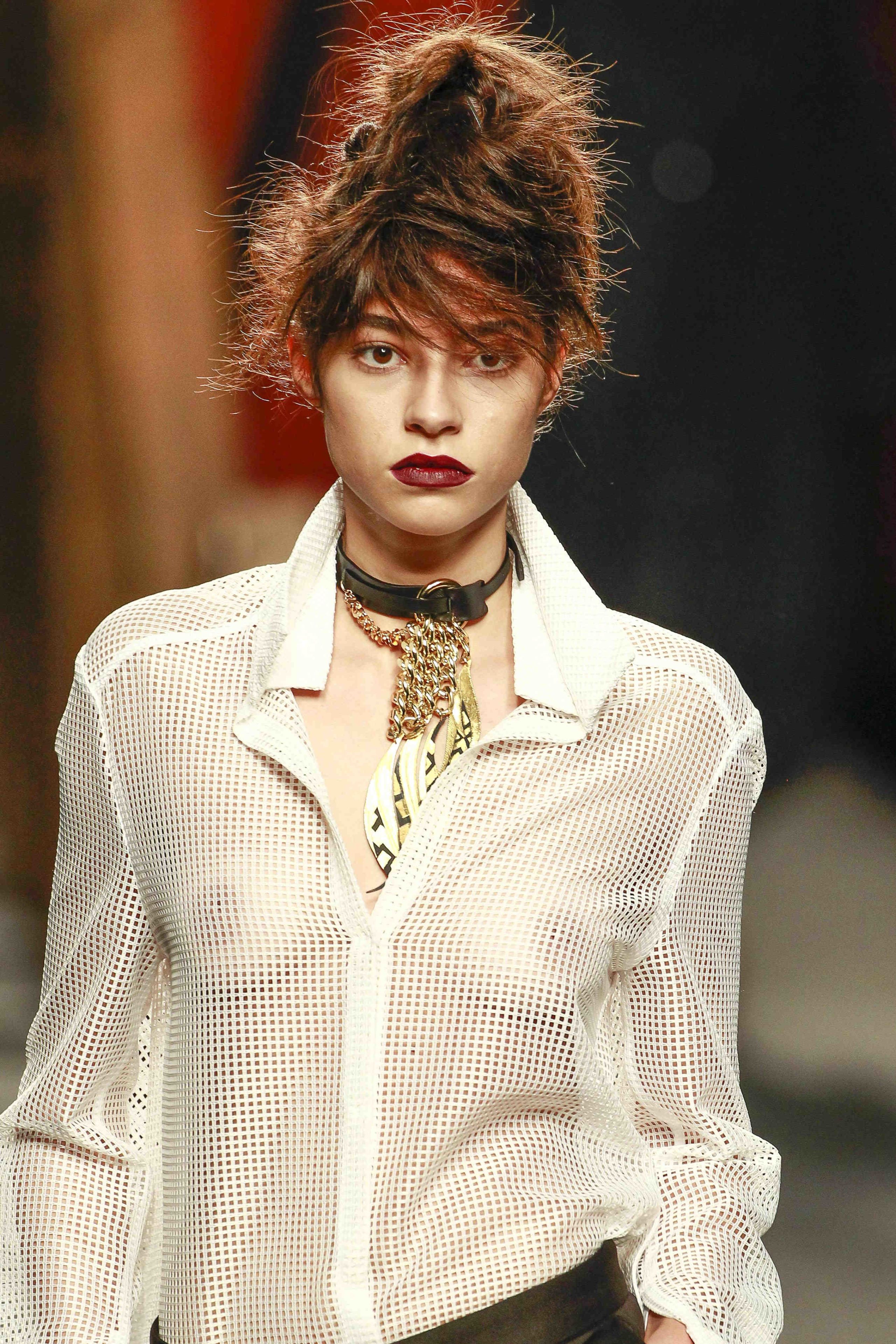 Lip, Dress shirt, Hairstyle, Collar, Sleeve, Jewellery, Style, Red hair, Street fashion, Blazer, 