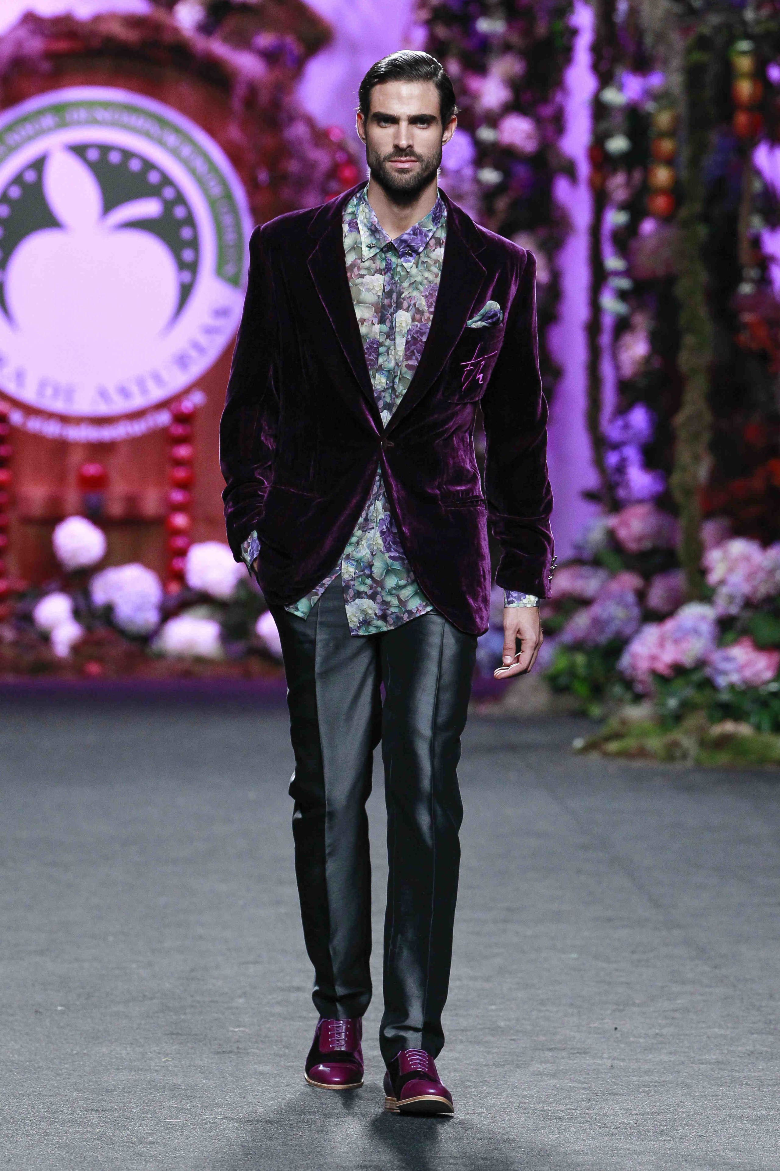 Trousers, Textile, Outerwear, Style, Jacket, Fashion show, Street fashion, Fashion, Blazer, Fashion model, 