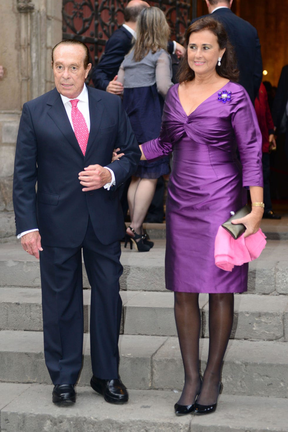 Clothing, Leg, Coat, Trousers, Shirt, Collar, Suit trousers, Dress shirt, Dress, Outerwear, 
