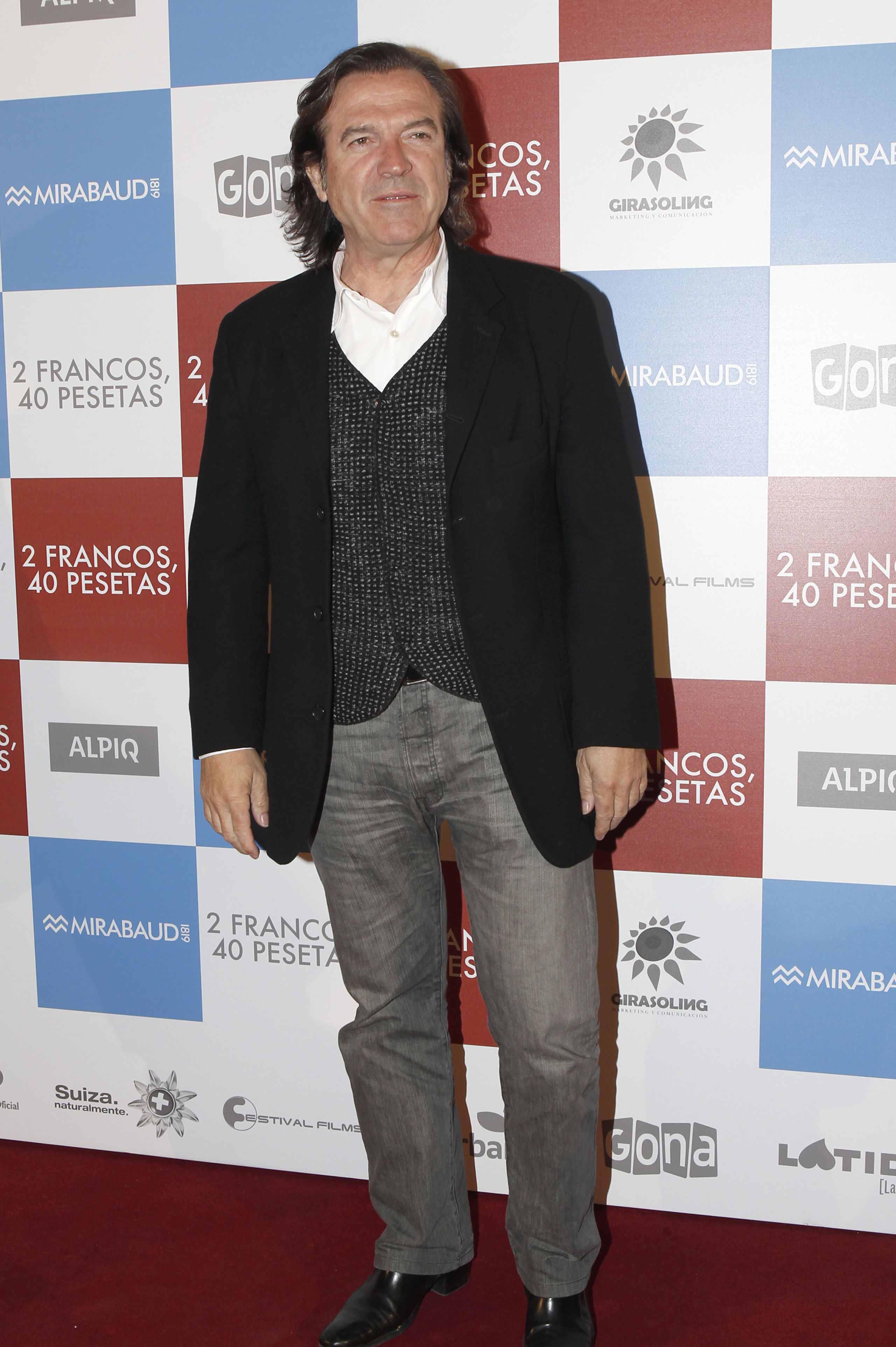 Trousers, Shoe, Shirt, Outerwear, Coat, Dress shirt, Collar, Flooring, Style, Premiere, 