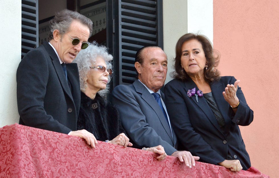 Outerwear, Coat, Sunglasses, Blazer, Grandparent, Wrinkle, Elder, Tablecloth, 
