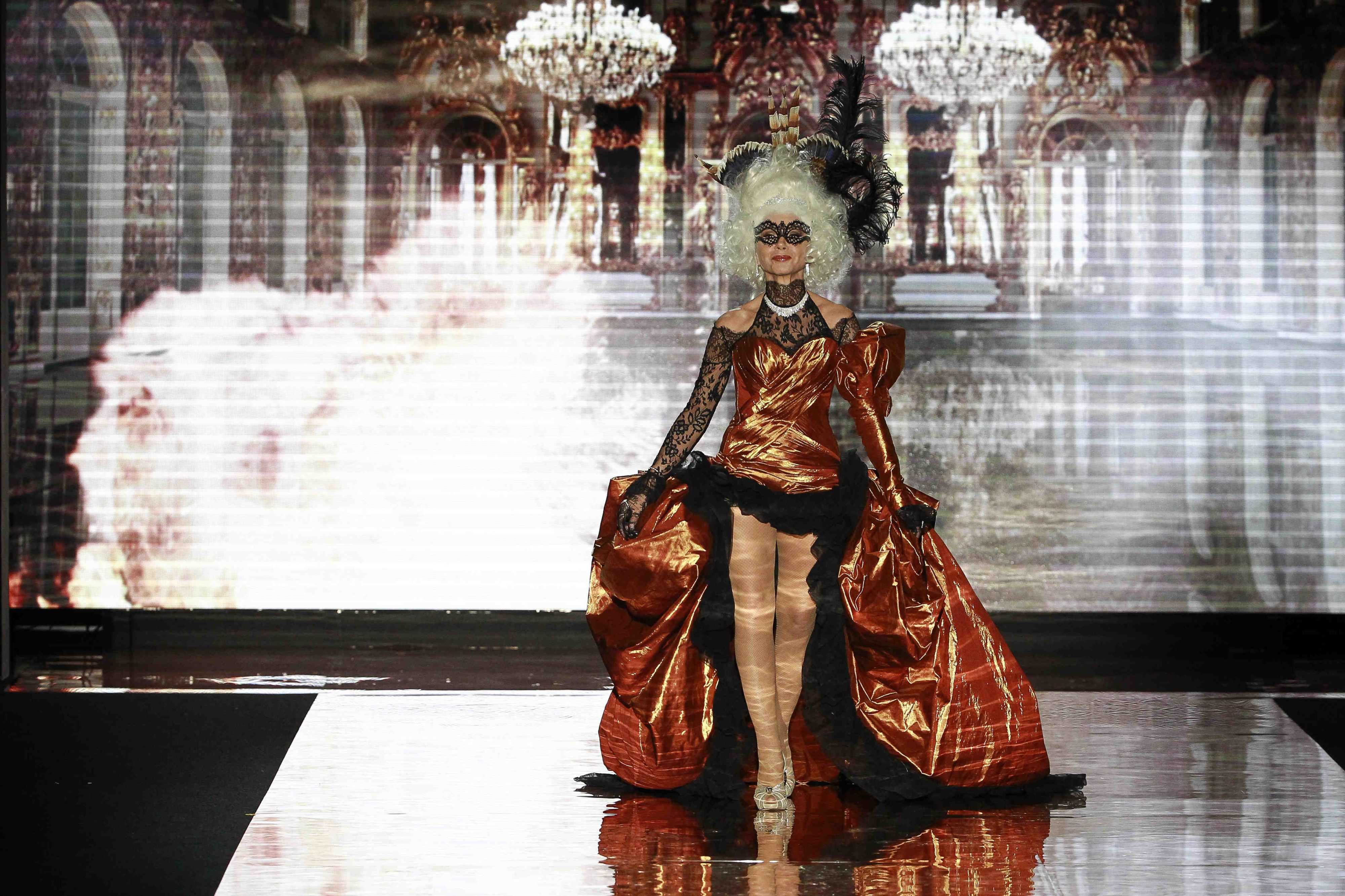 Light fixture, Chandelier, Bag, Costume design, One-piece garment, Gown, Fashion model, Stage, Haute couture, Fashion design, 