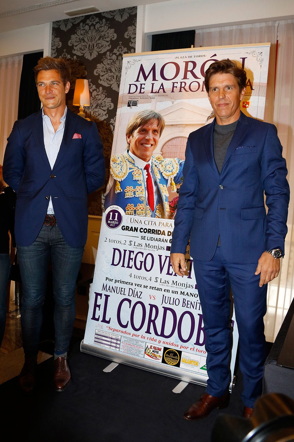 Eye, Dress shirt, Trousers, Shirt, Denim, Jeans, Outerwear, Coat, Style, Blazer, 