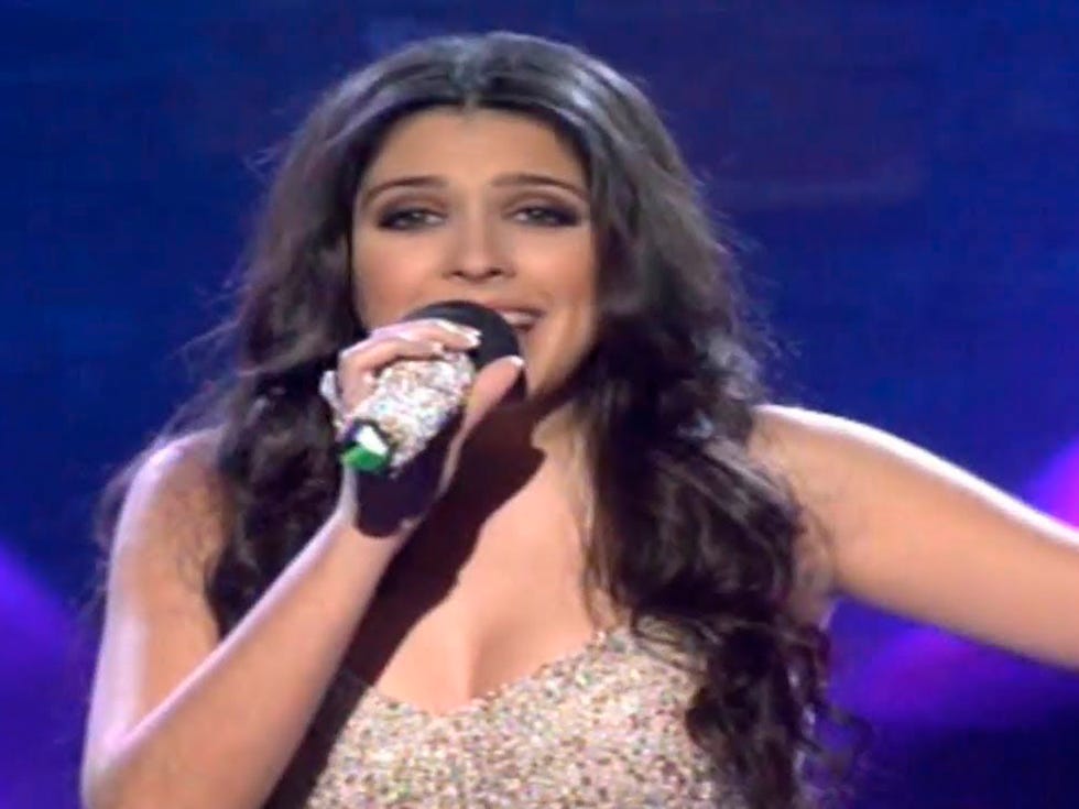 Clothing, Audio equipment, Microphone, Lip, Hairstyle, Event, Chin, Forehead, Eyebrow, Entertainment, 