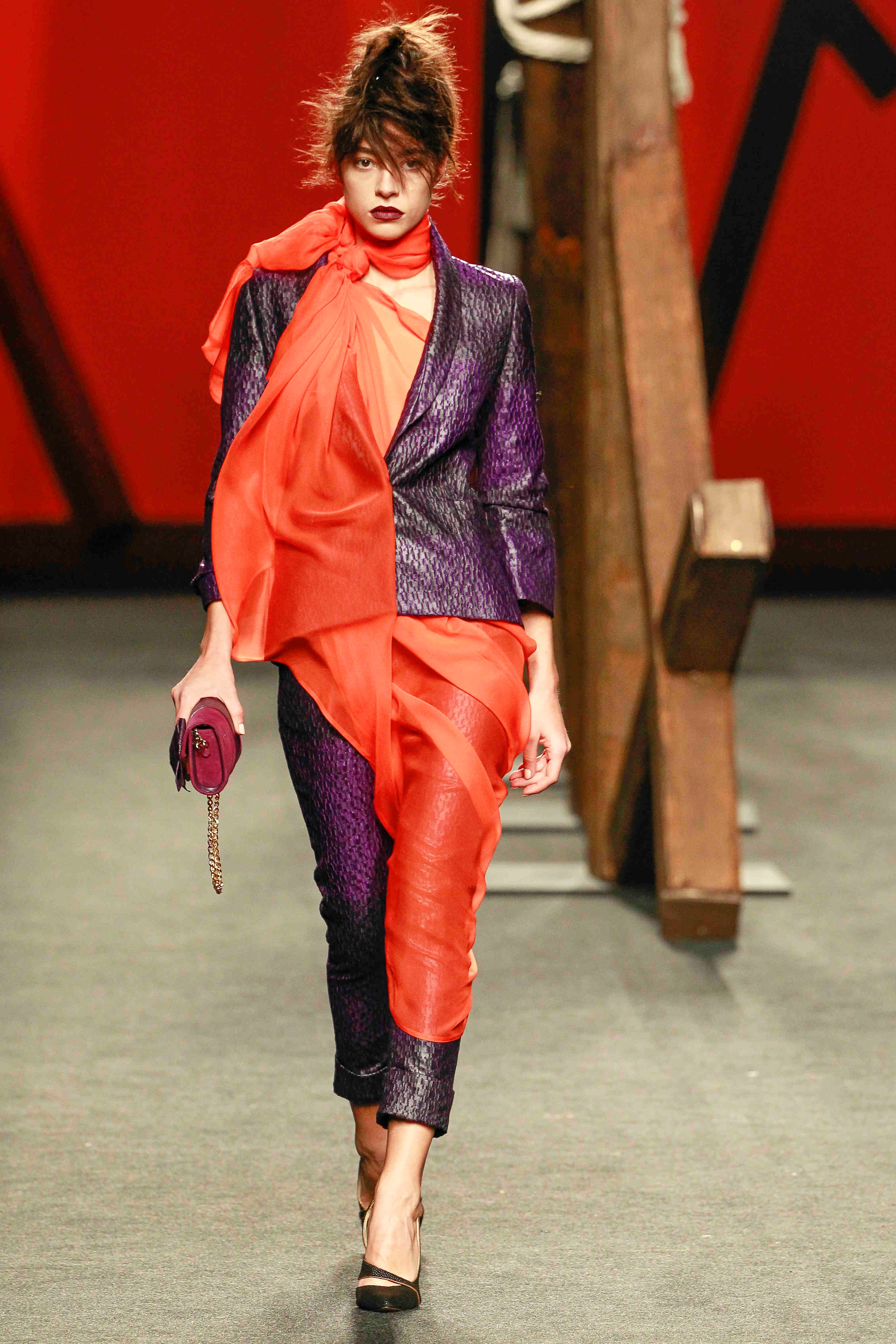 Fashion show, Style, Magenta, Runway, Fashion, Fashion model, Street fashion, Model, Fashion design, Costume design, 