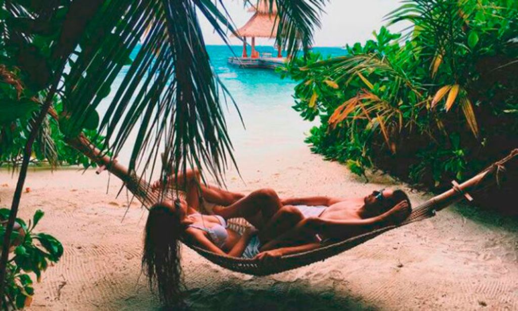 Leisure, Woody plant, Arecales, Vacation, Tropics, Beach, Comfort, Sand, Slipper, Hammock, 