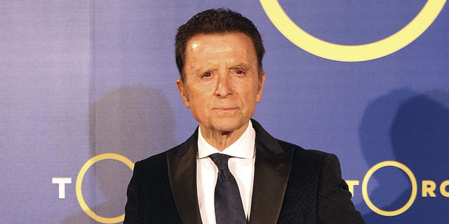 Forehead, Spokesperson, White-collar worker, Official, Businessperson, Suit, 