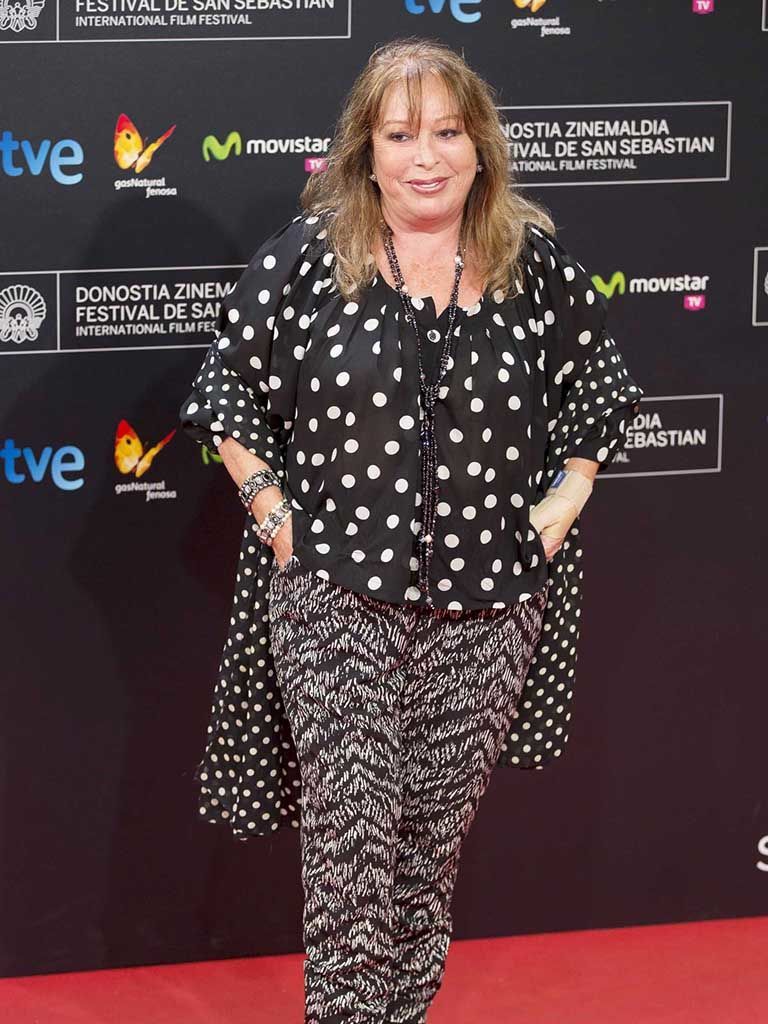 Red carpet, Clothing, Carpet, Premiere, Flooring, Event, Performance, Long hair, Singer, Style, 