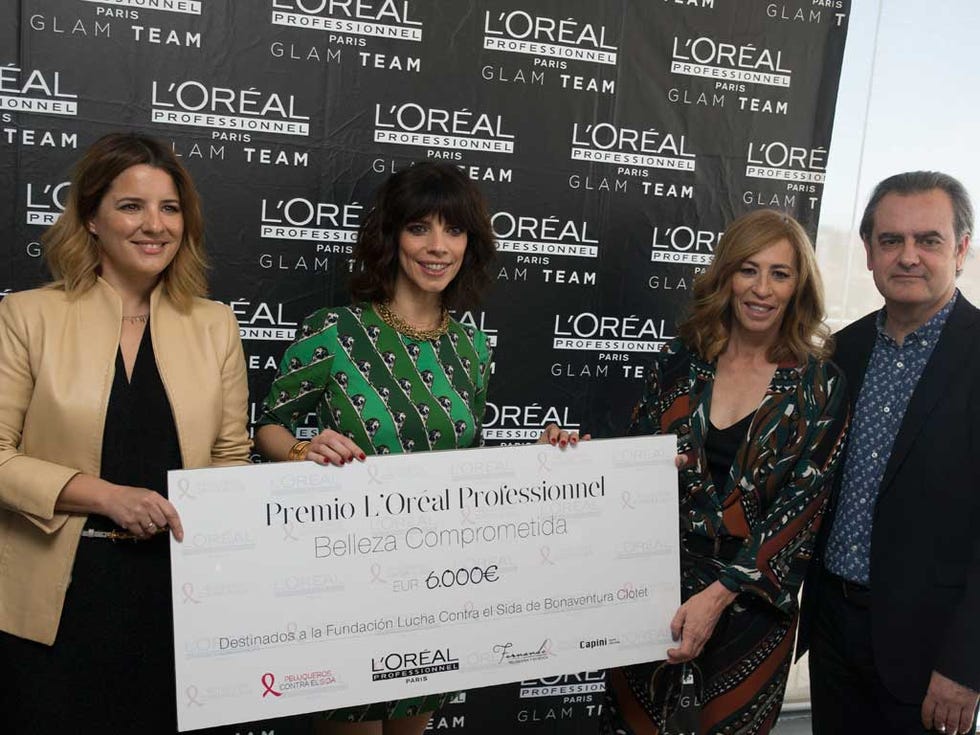 Smile, Cheque, Jewellery, Blazer, Award ceremony, Collaboration, White-collar worker, Employment, 