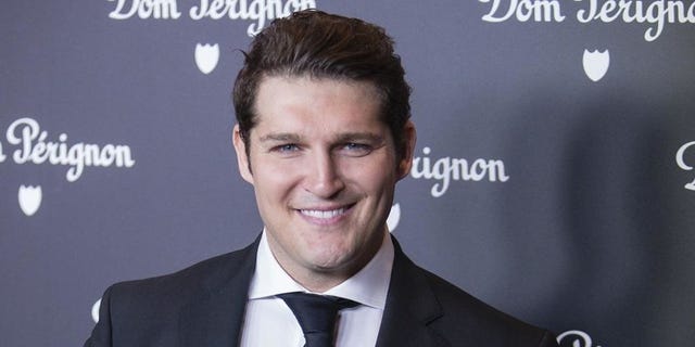 White-collar worker, Forehead, Chin, Suit, Technology, Smile, Electronic device, Facial hair, Businessperson, Spokesperson, 