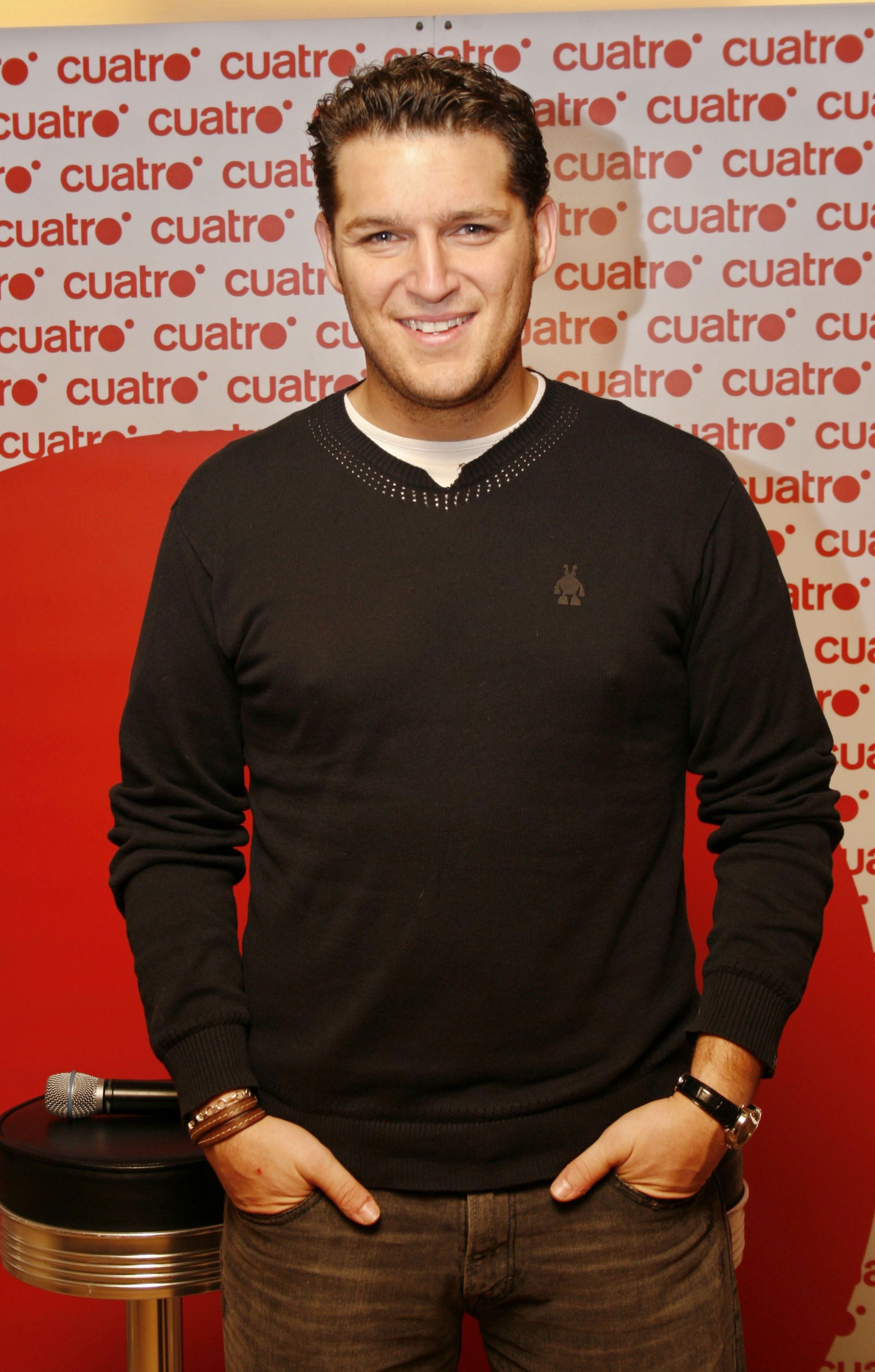 Sleeve, Human body, Shoulder, Joint, Standing, Jeans, Red, Denim, Chest, Long-sleeved t-shirt, 