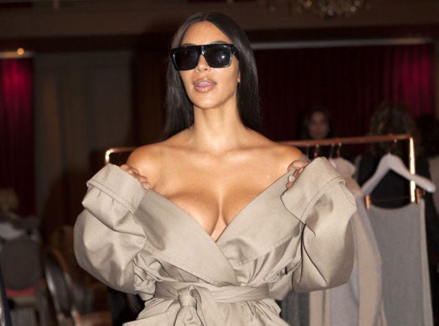 Eyewear, Fashion model, Glasses, Fashion, Sunglasses, Lip, Beauty, Shoulder, Model, Fashion show, 