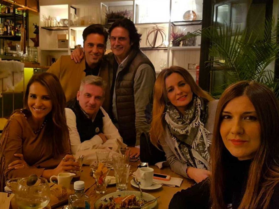 Meal, Dinner, Supper, Event, Restaurant, Friendship, Lunch, Fun, Brunch, Drink, 