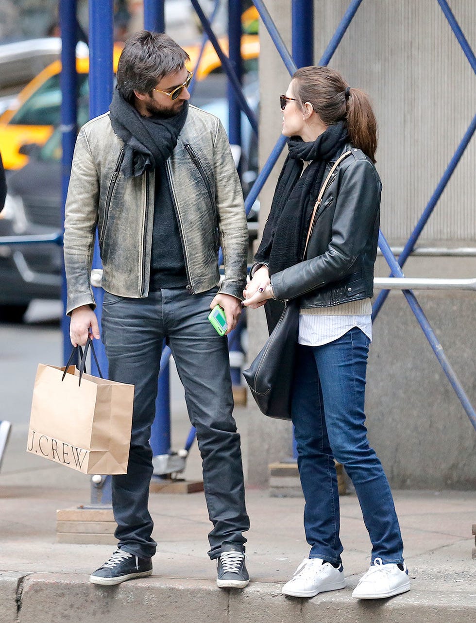 Hair, Jeans, Street fashion, Clothing, Denim, Fashion, Hairstyle, Snapshot, Footwear, Human, 