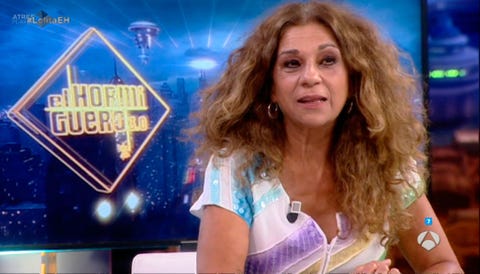 Television presenter, Newsreader, News, Newscaster, Blond, Long hair, Music artist, Singer, Television program, Talent show, 
