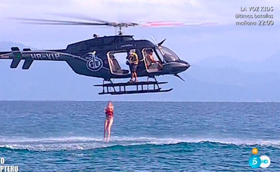 Helicopter, Body of water, Rotorcraft, Mode of transport, Aircraft, Natural environment, Transport, Helicopter rotor, Liquid, Fluid, 