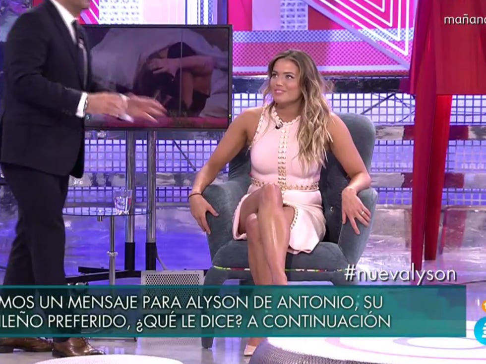 Television program, News, Performance, Event, Television presenter, Newscaster, 