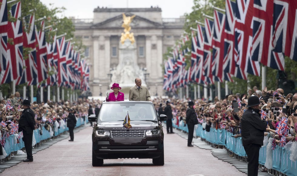 Land vehicle, Vehicle, Car, Ceremony, Mid-size car, Pope, Flag, Mini, Subcompact car, Crowd, 