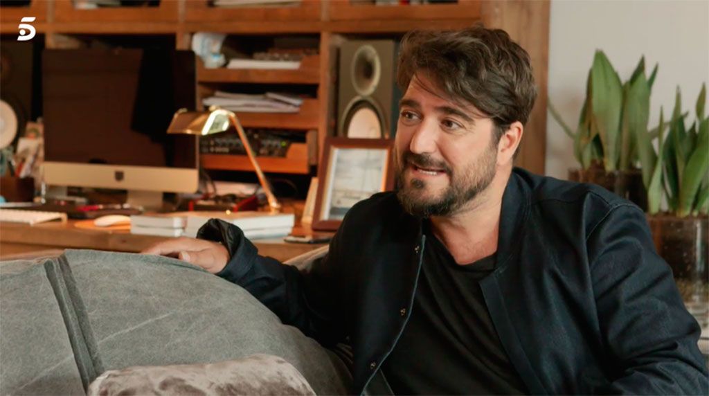 Facial hair, Sitting, Room, Beard, 