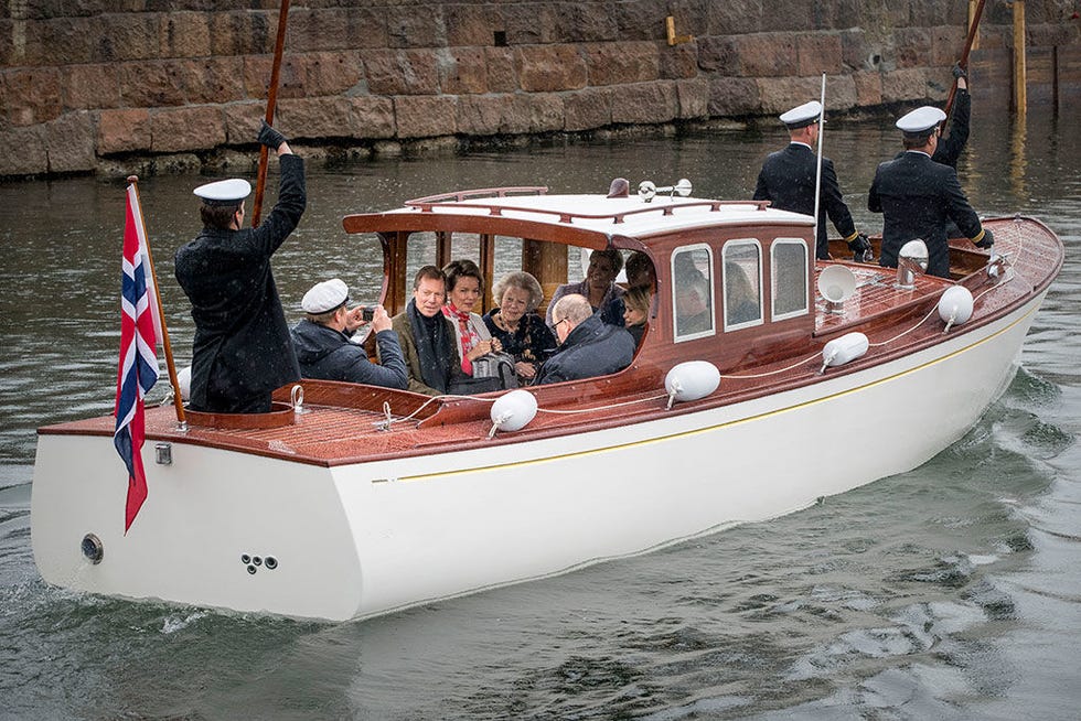 Mode of transport, Transport, Human body, Waterway, Recreation, Watercraft, Water, Boat, Boating, Channel, 
