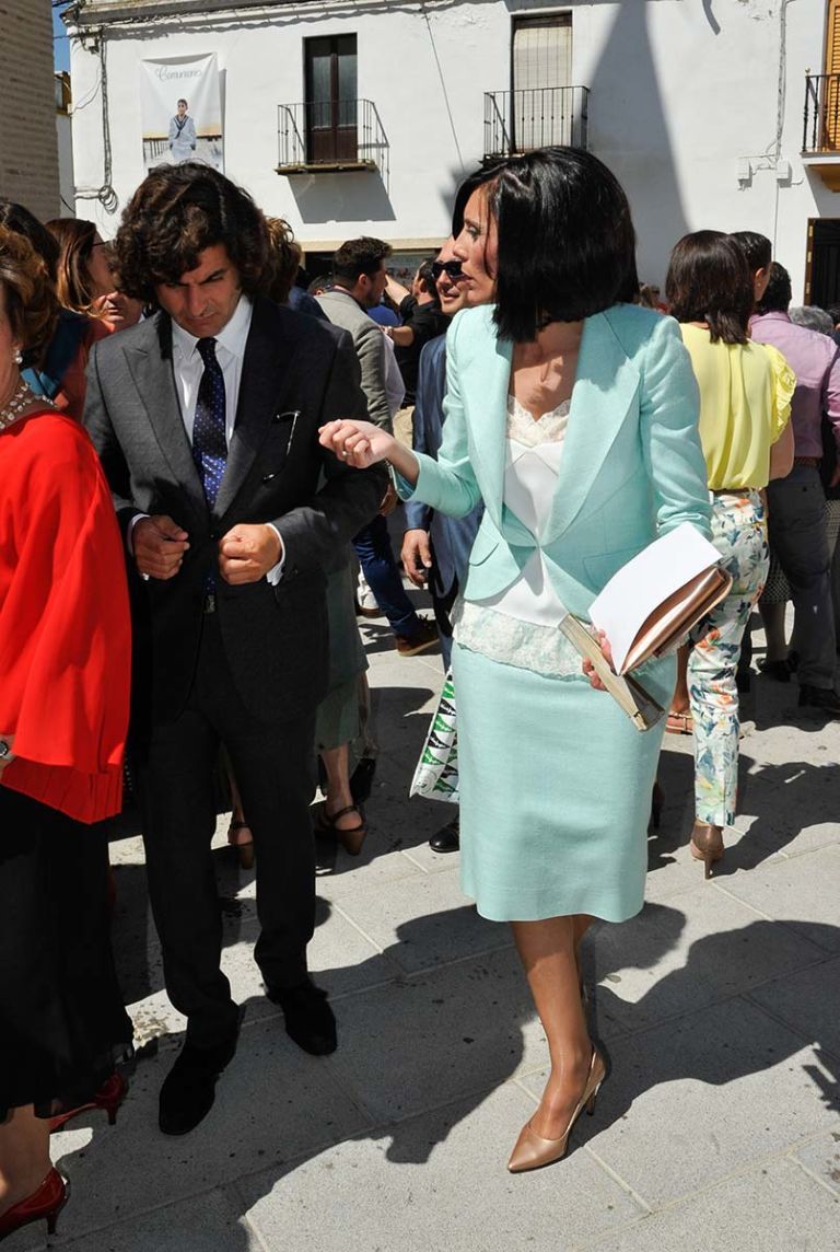 Clothing, Leg, Trousers, Coat, Outerwear, Style, Bag, Street fashion, Suit, Luggage and bags, 