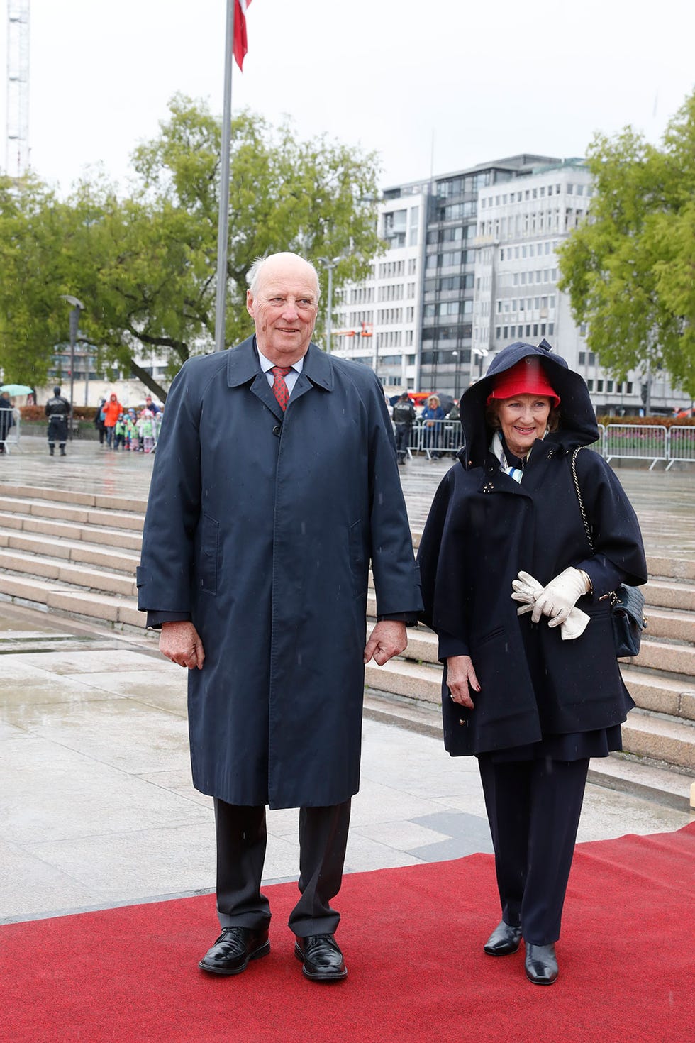 Outerwear, Academic dress, Suit, Uniform, Event, Carpet, Formal wear, 