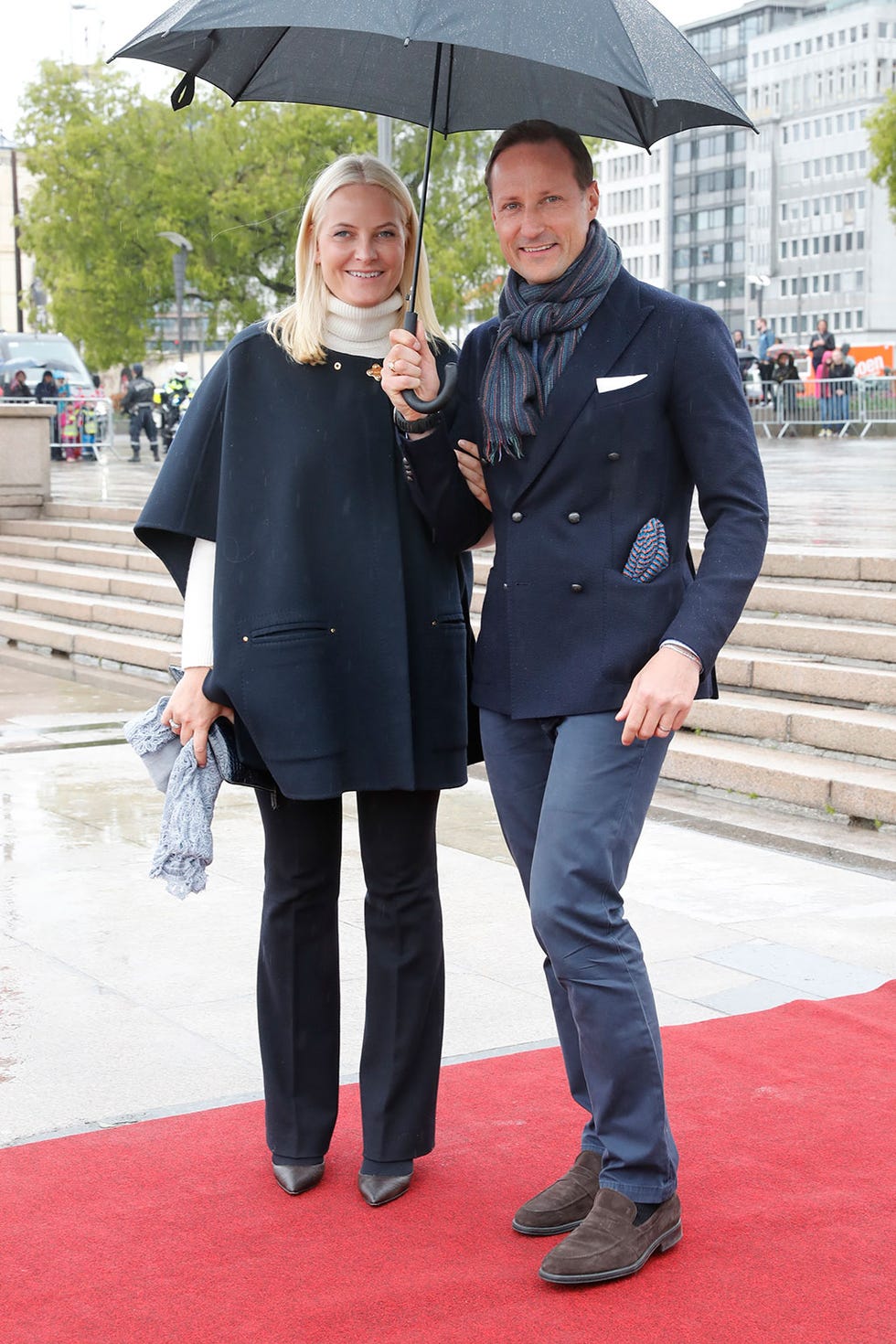 Red carpet, Carpet, Outerwear, Flooring, Event, Footwear, Premiere, Suit, Jacket, 