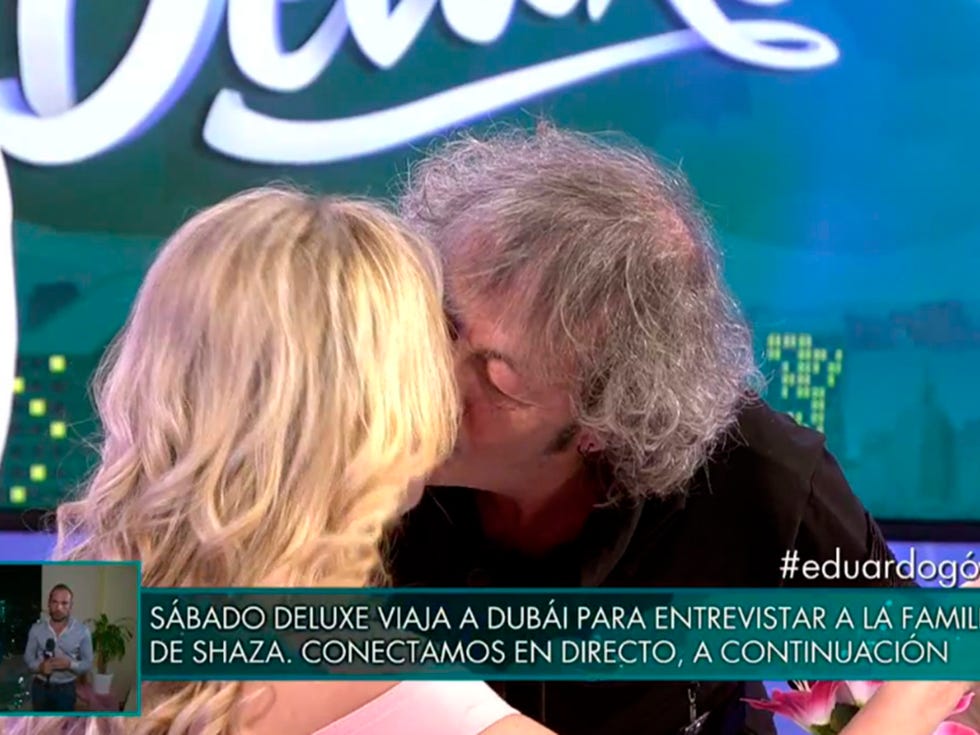Blond, Interaction, Kiss, Photo caption, Love, Romance, Photography, 