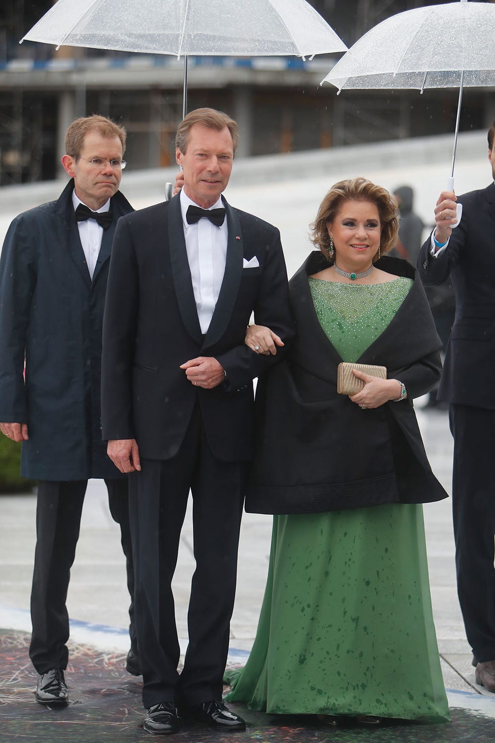 Clothing, Coat, Trousers, Shirt, Standing, Suit, Collar, Outerwear, Umbrella, Formal wear, 