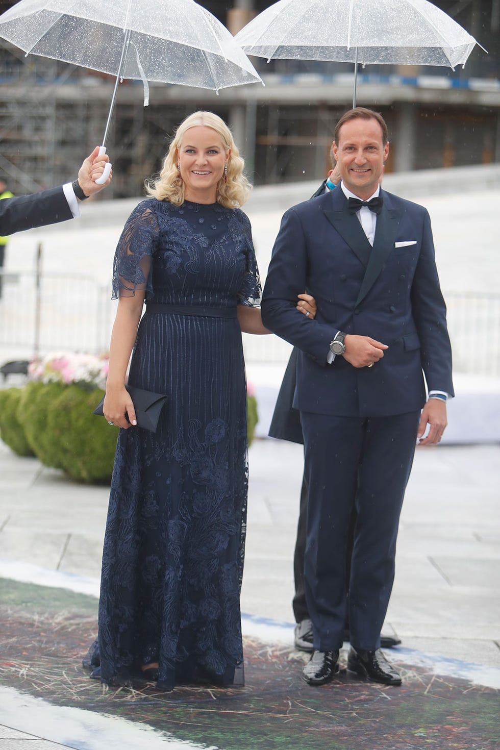 Umbrella, Standing, Event, Dress, Suit, Formal wear, White-collar worker, Fashion accessory, Gesture, 