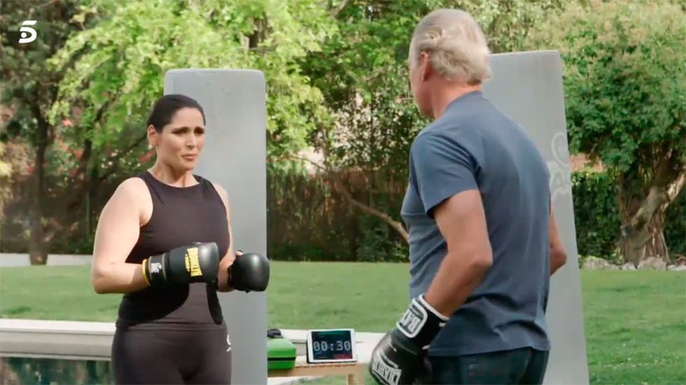 Human body, Recreation, Elbow, Waist, Chest, Active pants, Sleeveless shirt, Belt, Active tank, Abdomen, 