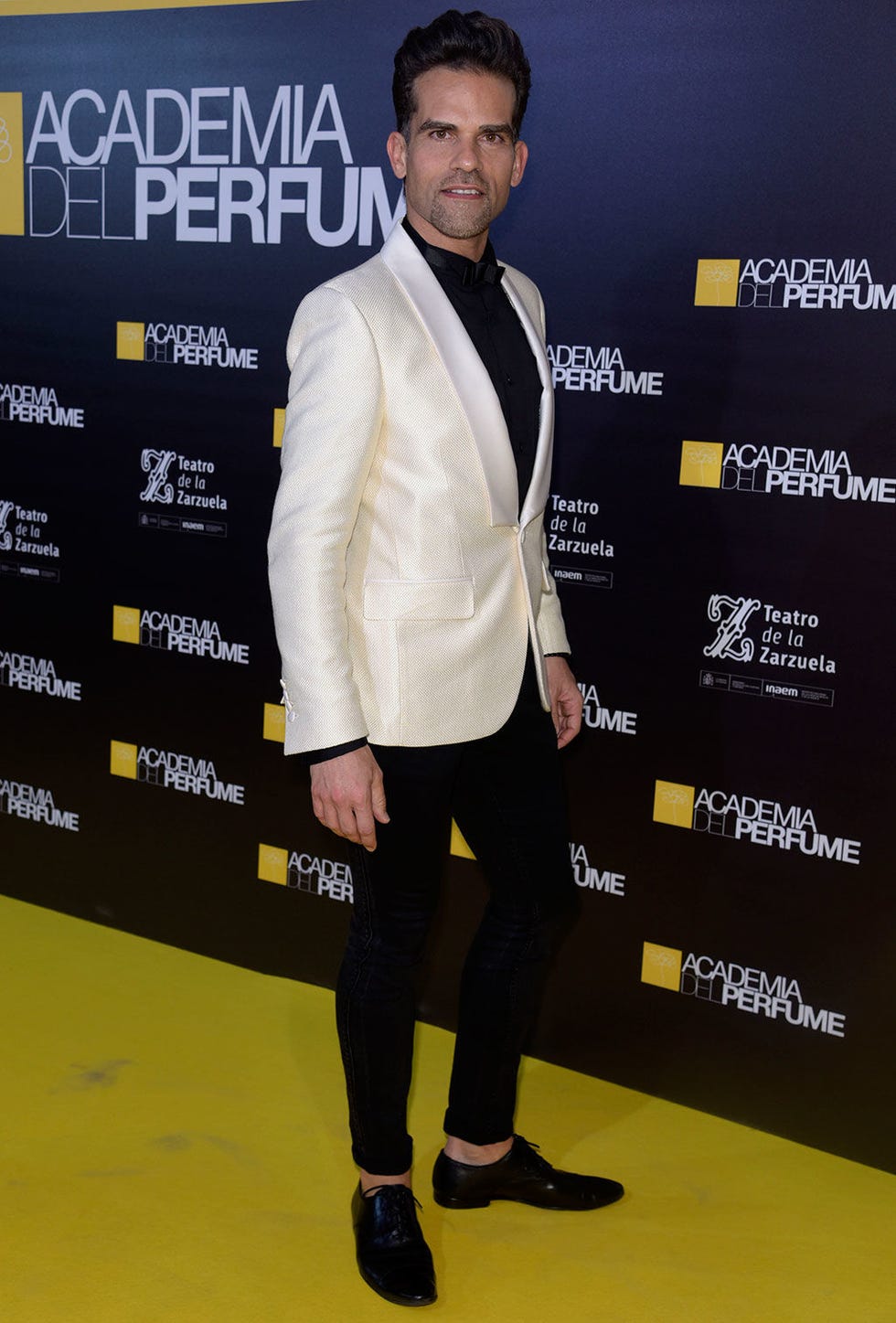 Suit, Yellow, Premiere, Fashion, Carpet, Footwear, Outerwear, Formal wear, Shoe, Event, 