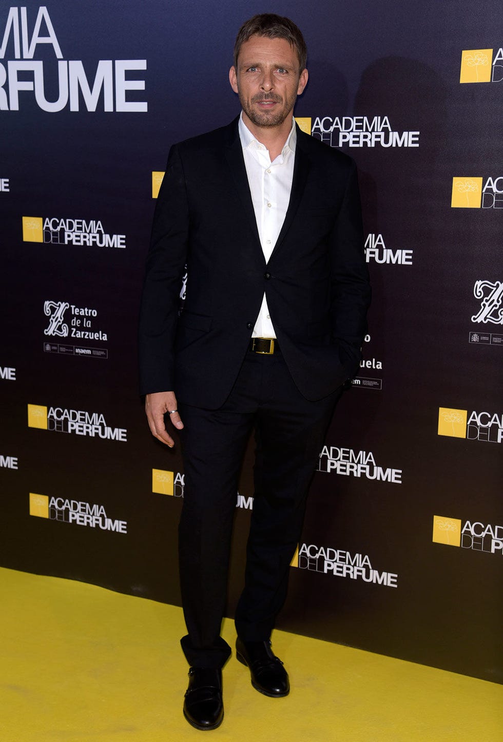 Suit, Yellow, Carpet, Premiere, Formal wear, Tuxedo, Event, Footwear, Red carpet, Blazer, 