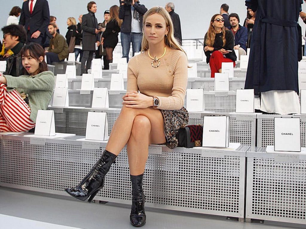Human leg, Leg, Thigh, Clothing, Fashion, Street fashion, Footwear, Fashion model, Knee-high boot, Beauty, 