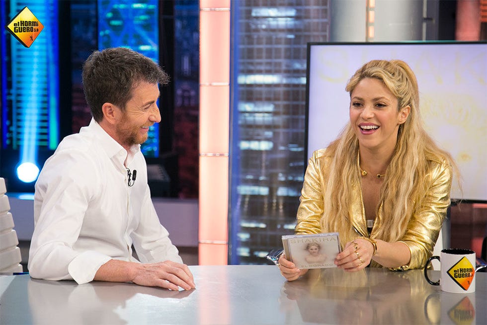 Yellow, Television program, Newscaster, Event, Conversation, Television presenter, White-collar worker, 