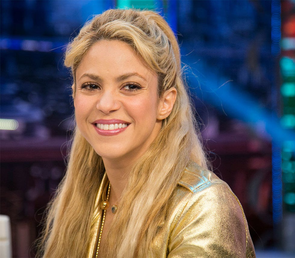 Hair, Face, Facial expression, Blond, Hairstyle, Beauty, Chin, Smile, Lip, Long hair, 