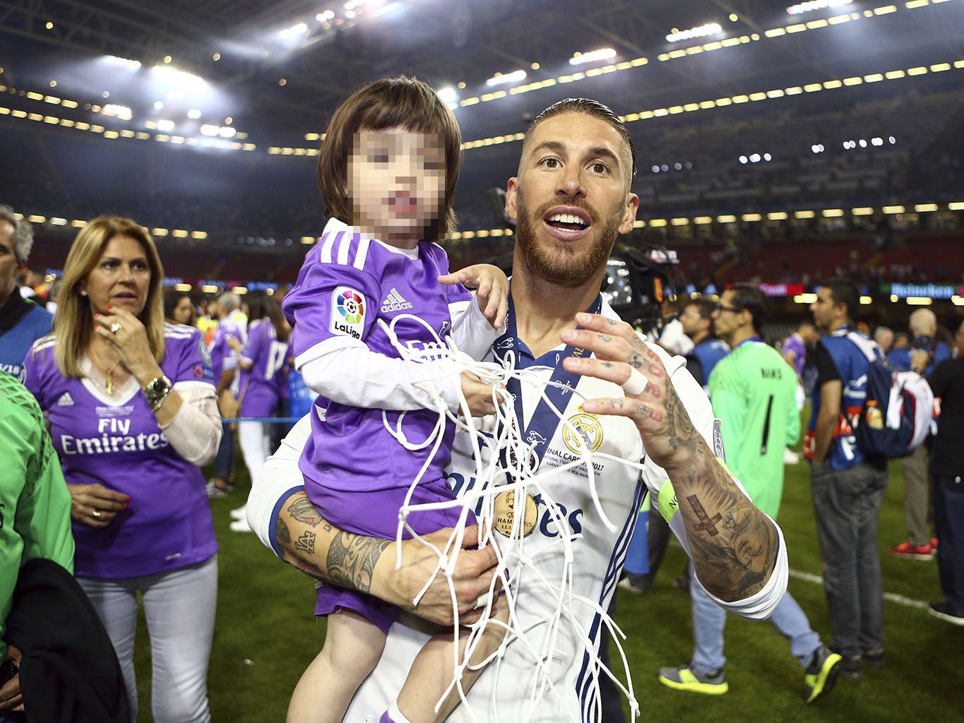 Resultado de imagen para asÃ­ celebran las WAGâs y las familias del Real Madrid el triunfo en la Champions