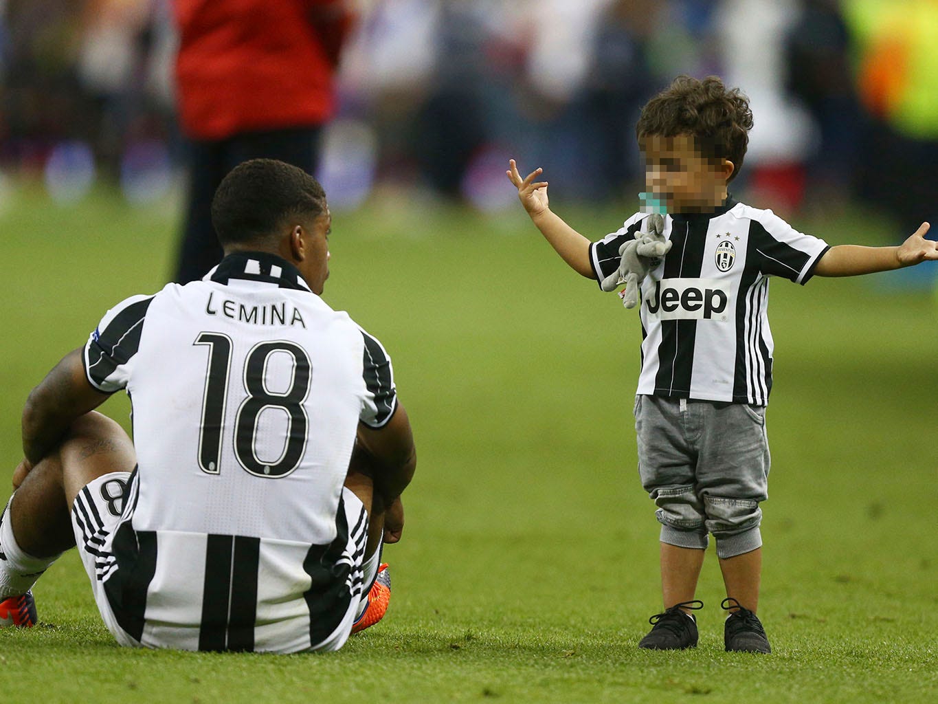 Sports uniform, Jersey, Sportswear, Soccer player, Sports jersey, Sock, Player, Football player, Stadium, Championship, 