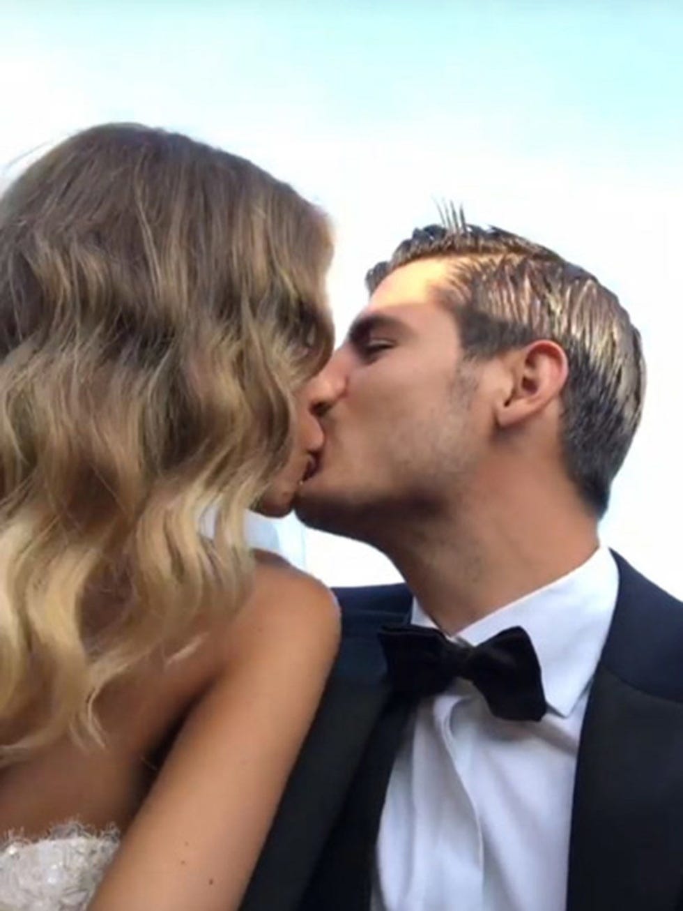 Hair, Romance, Kiss, Forehead, Interaction, Love, Hairstyle, Blond, Formal wear, Gesture, 