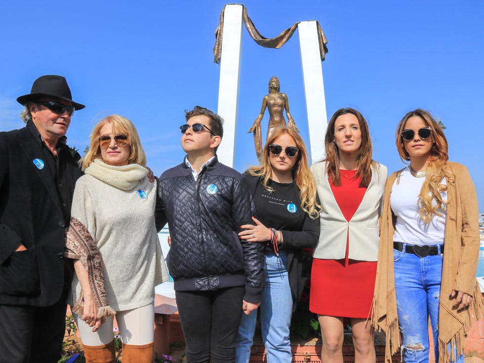 Clothing, Eyewear, Vision care, Tourism, Trousers, Hat, Jeans, Textile, Outerwear, Sunglasses, 