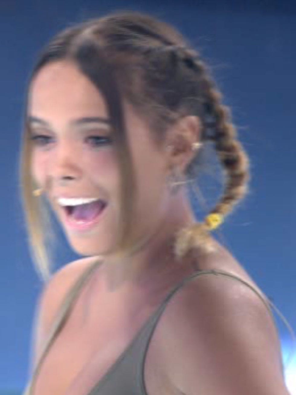 Ear, Hairstyle, Skin, Forehead, Eyebrow, Facial expression, Jaw, Tooth, Organ, Beauty, 