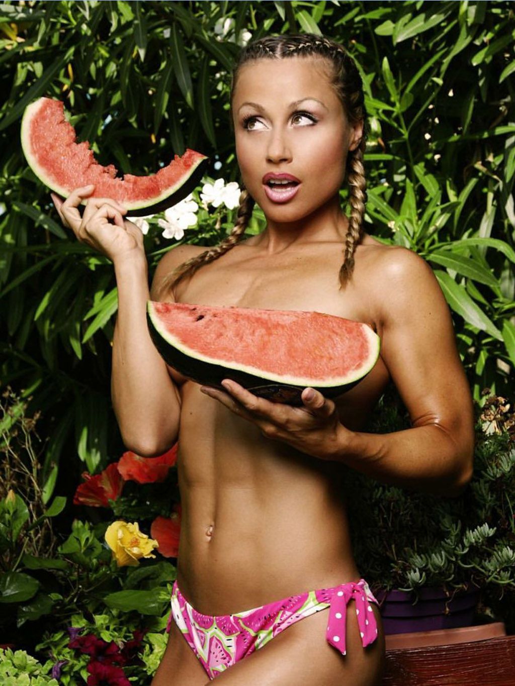 Navel, Bikini, Muscle, Abdomen, Stomach, Swimwear, Plant, Trunk, Undergarment, Flesh, 