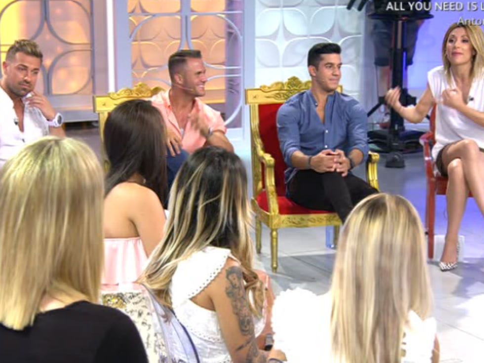 Hair, Face, Interaction, Conversation, Sharing, Sitting, Long hair, Layered hair, Back, Television program, 